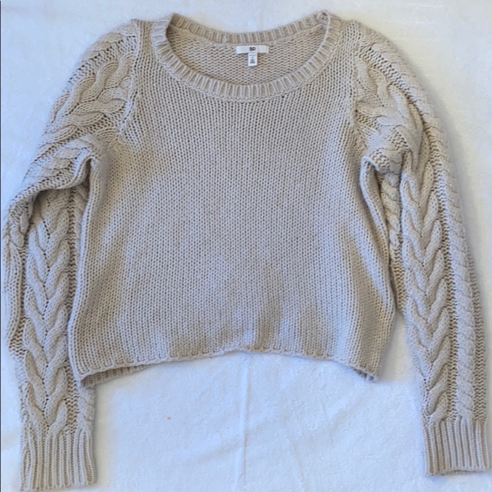 Cream colored cropped sweater with cable knits!